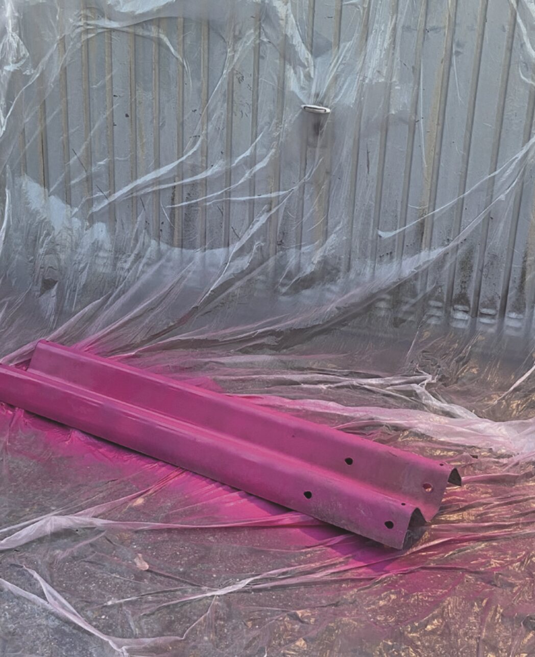 Die lackierte Leitplanke in Paloma-Pink